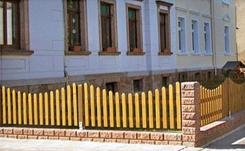 Zaunanlage und Mauer, Säulen aus Bossamurmauersteinen